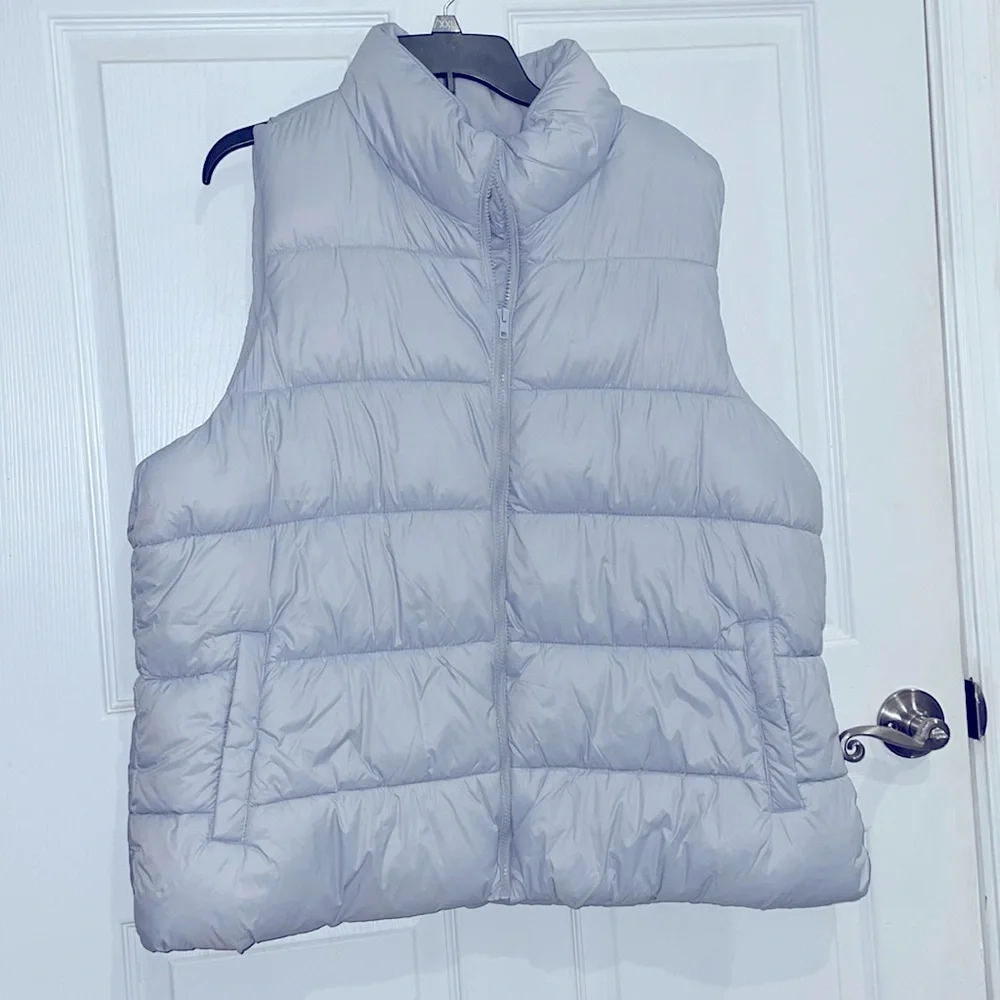 NWT women’s XXL Old Navy puffer vest - Picture 1 of 5